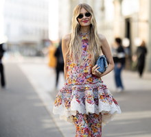Top 7 sukienek z „floral print" z wyprzedaży, które wyglądają jak z włoskiego butiku