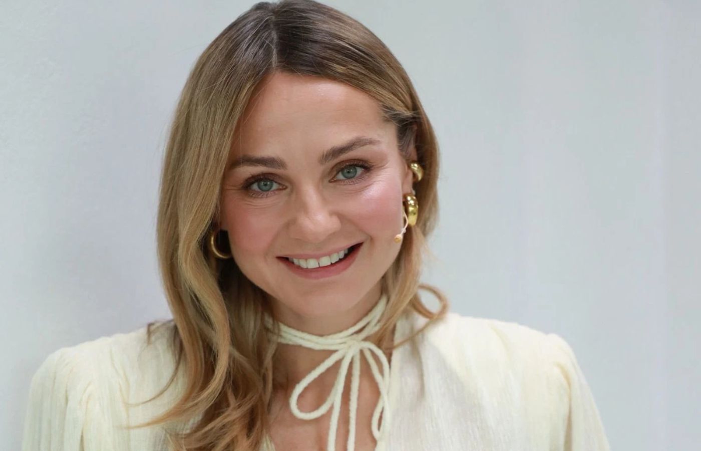 Małgorzata Socha w bordowej sukience