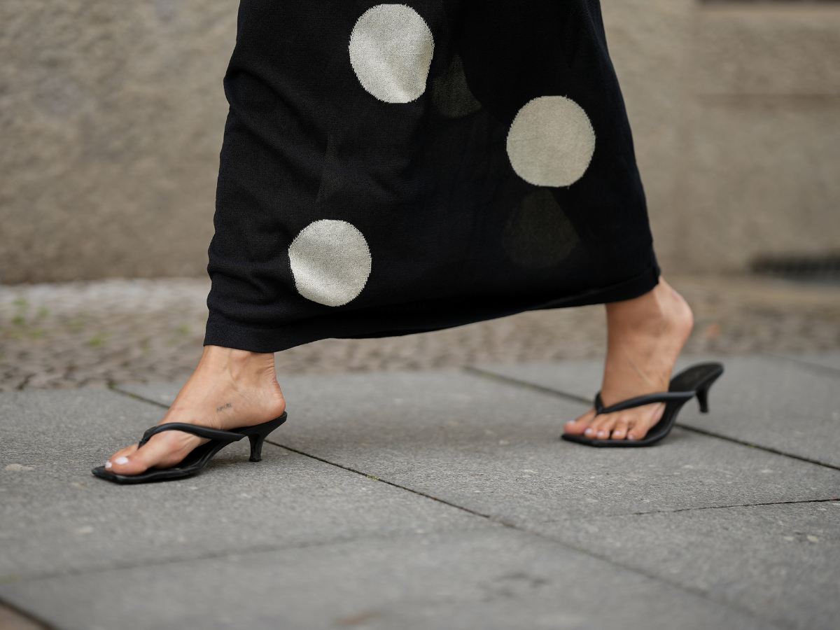 Włoszki 50+ idą w subtelny pedicure Mediterranean Minimalism.