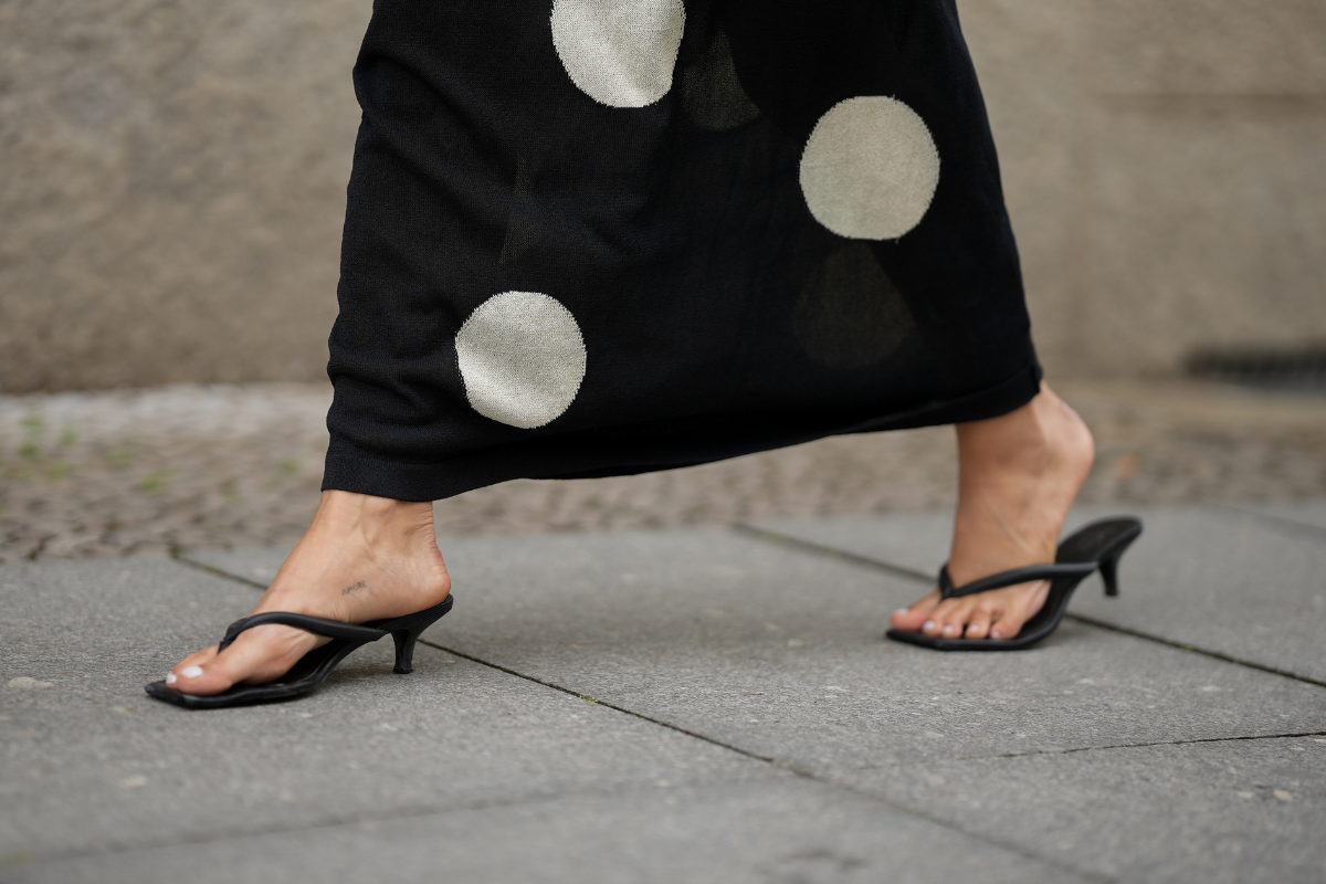 Włoszki 50+ idą w subtelny pedicure Mediterranean Minimalism.