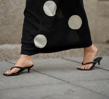 Włoszki 50+ idą w subtelny pedicure Mediterranean Minimalism.