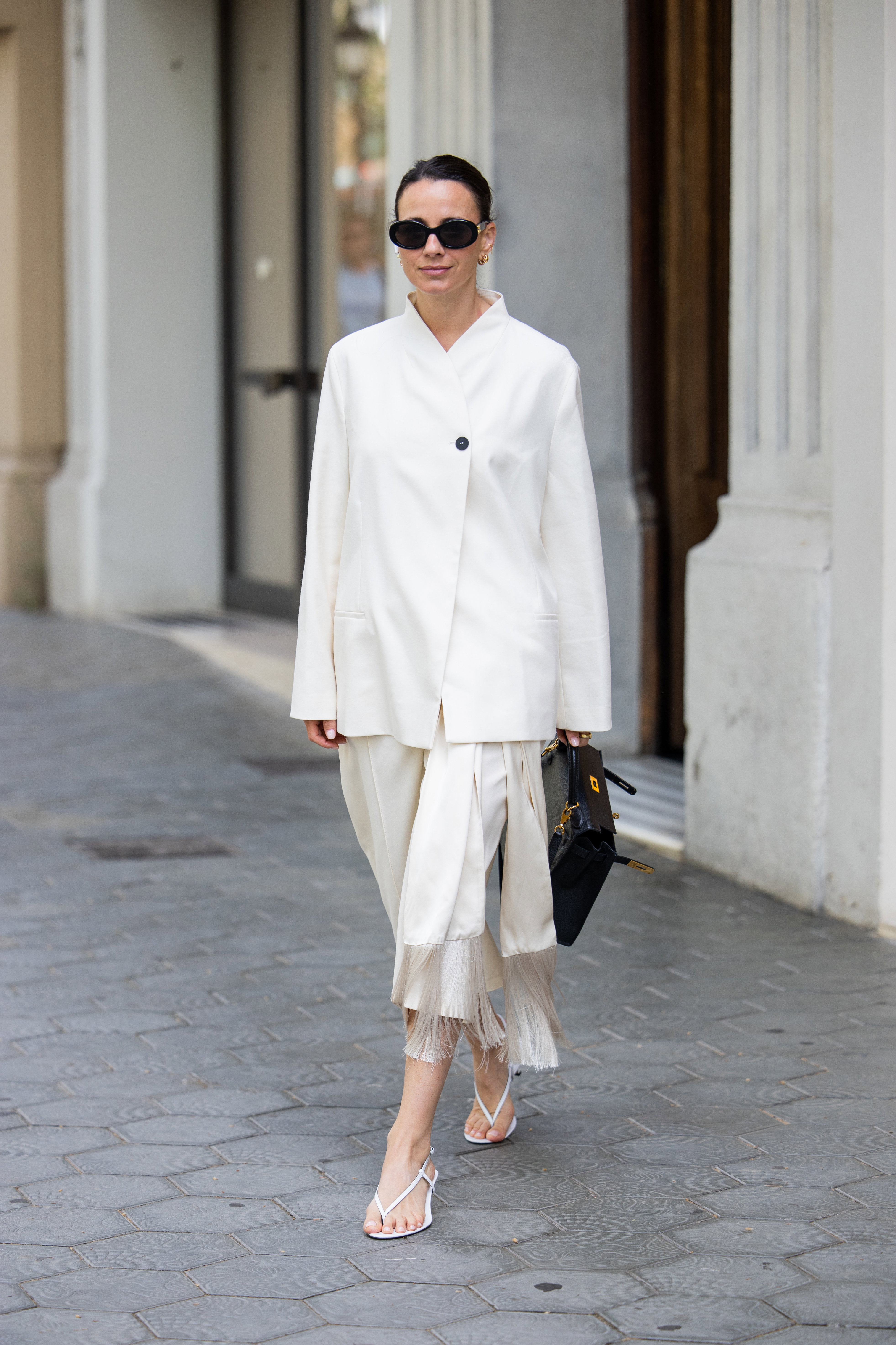Białe skórzane sandały na cienkich paskach wracają do gry. Najbardziej eleganckie modele znalazłam w Massimo Dutti i Mango