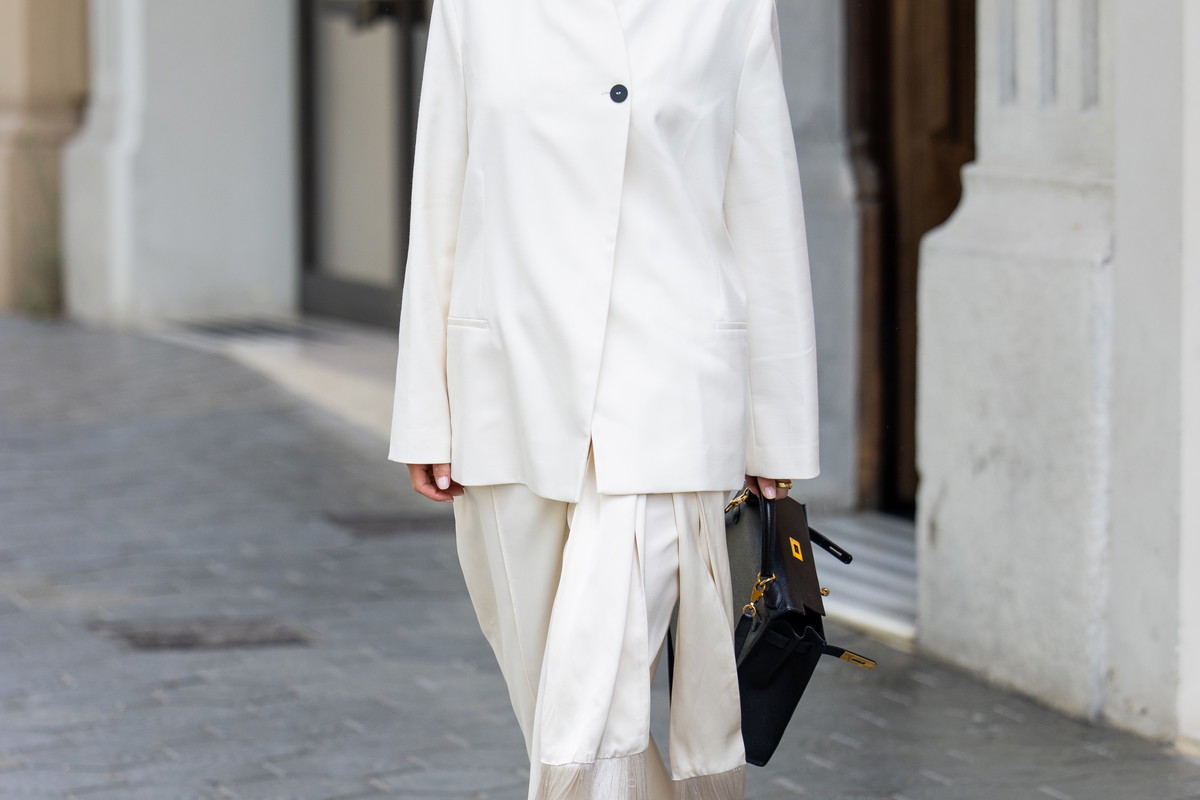 Białe skórzane sandały na cienkich paskach wracają do gry. Najbardziej eleganckie modele znalazłam w Massimo Dutti i Mango