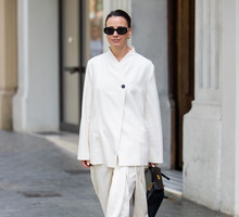 Białe skórzane sandały na cienkich paskach wracają do gry. Najbardziej eleganckie modele znalazłam w Massimo Dutti i Mango