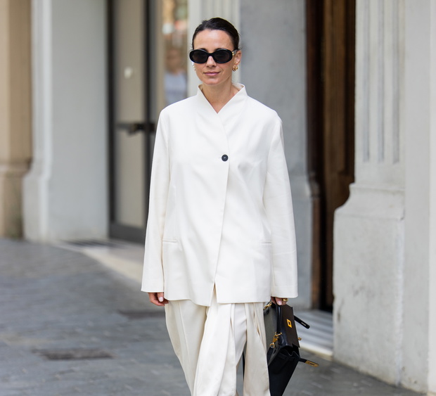 Białe skórzane sandały na cienkich paskach wracają do gry. Najbardziej eleganckie modele znalazłam w Massimo Dutti i Mango