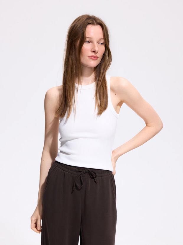 Biały tank top z Reserved to najważniejsza baza letniej garderoby. Noszę go do satynowej spódnicy, jeansów i eleganckich spodni