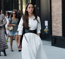 Jeśli tego lata miałabym kupić jedną sukienkę, wybrałabym lnianą „shirt dress”. Najpiękniejsze modele są już w H&M, Mango i Reserved