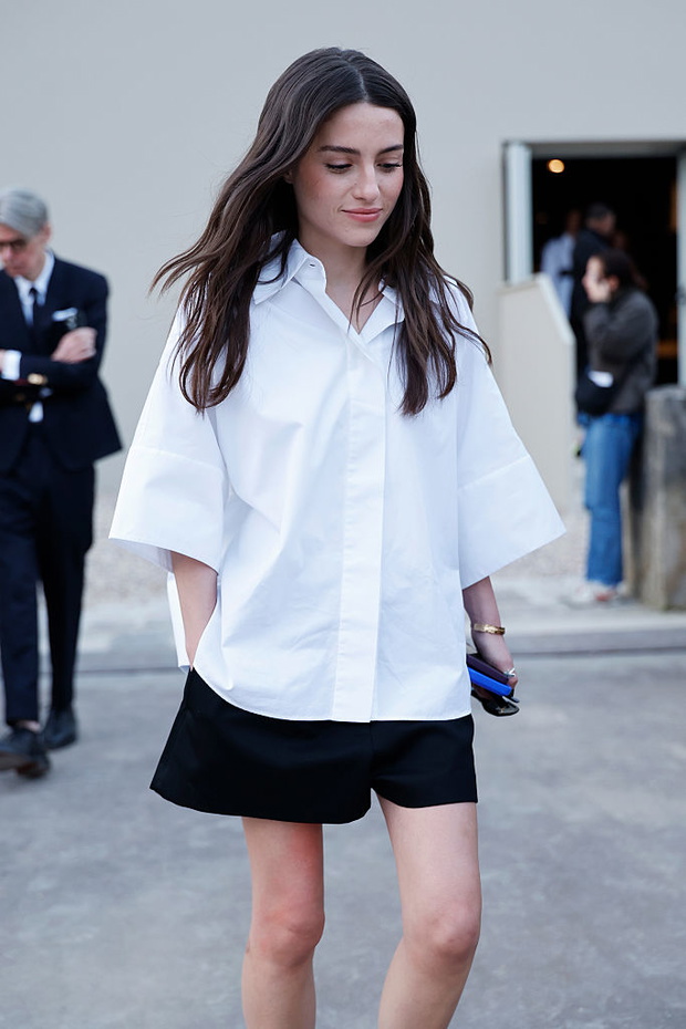 Zwykła biała koszula? W tym sezonie liczy się „oversized button-up”. Ten model z Zary wygląda świetnie narzucony na kostium kąpielowy i szerokie jeansy