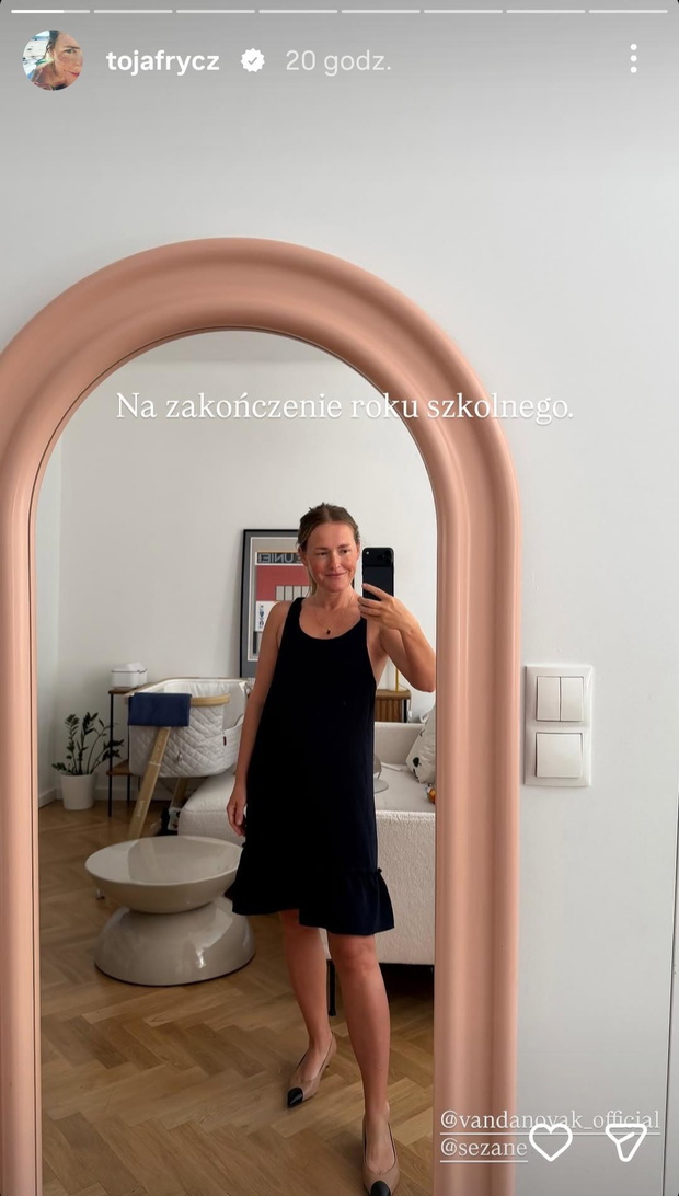 Jak nosić małą czarną latem? Olga Frycz stylizuje „little black dress” z ponadczasowymi balerinami