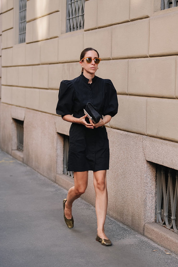Jak nosić małą czarną latem? Olga Frycz stylizuje „little black dress” z ponadczasowymi balerinami