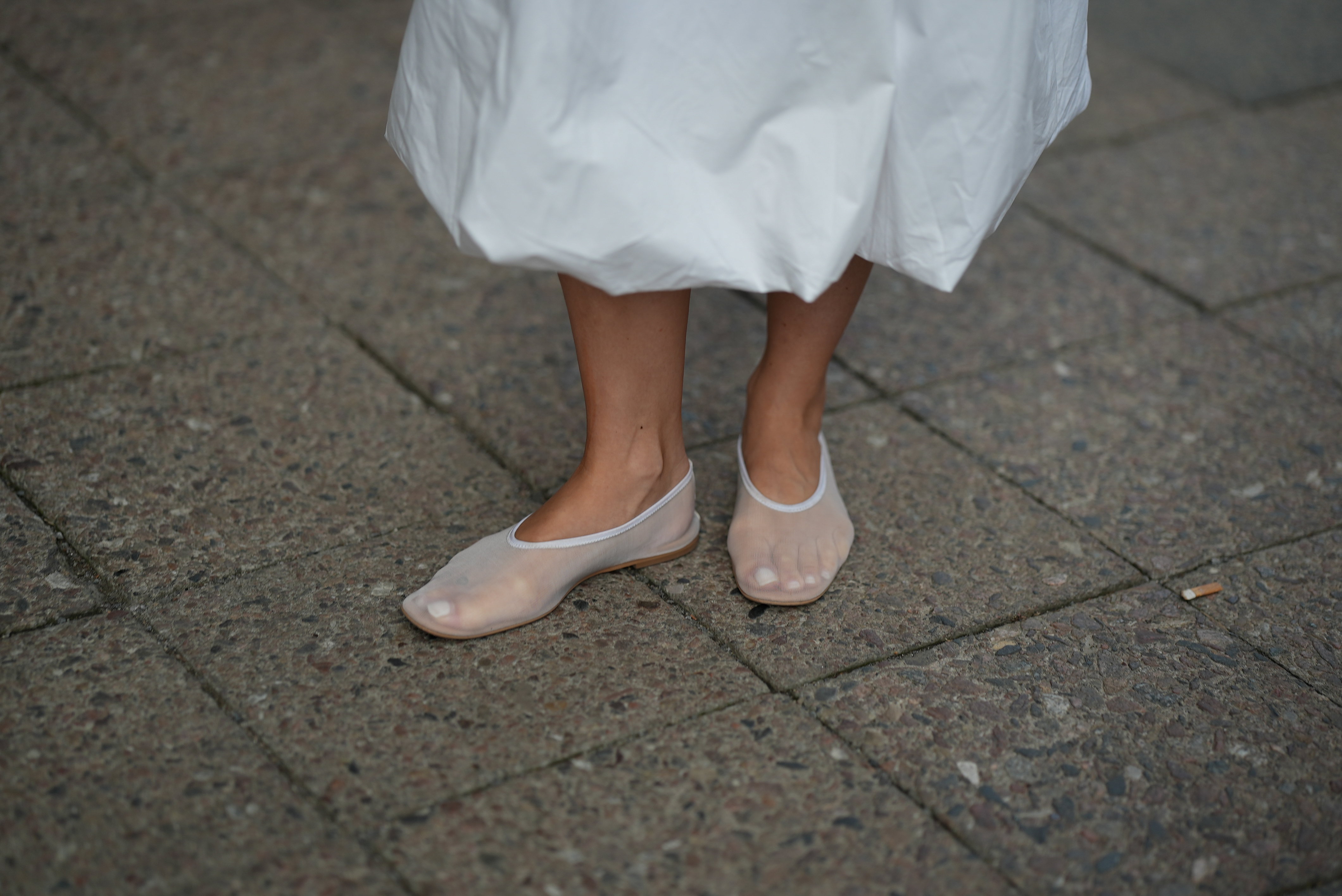 „Mesh ballet flats” to modowa obsesja Dunek na lato 2026. 3 idealne modele w stylu „scandi” kupiłam w H&M