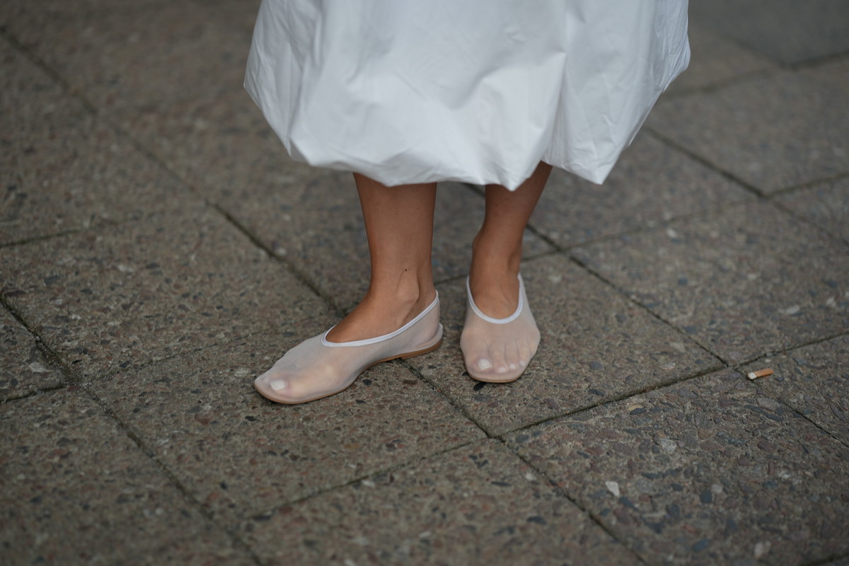 „Mesh ballet flats” to modowa obsesja Dunek na lato 2026. 3 idealne modele w stylu „scandi” kupiłam w H&M