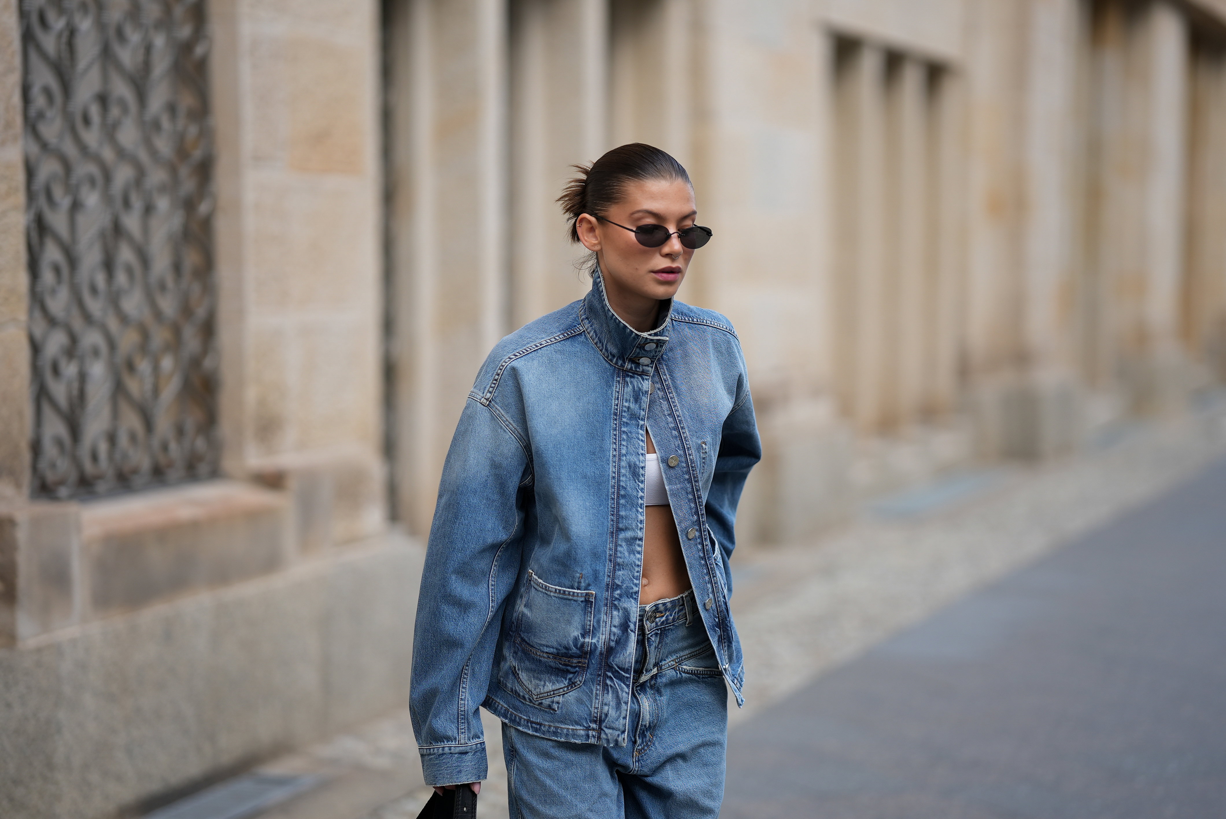 Nie klasyczna jeansowa kurtka. „Denim overshirt” jest lżejsza i bardziej elegancka na lato
