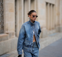 Nie klasyczna jeansowa kurtka. „Denim overshirt” jest lżejsza i bardziej elegancka na lato