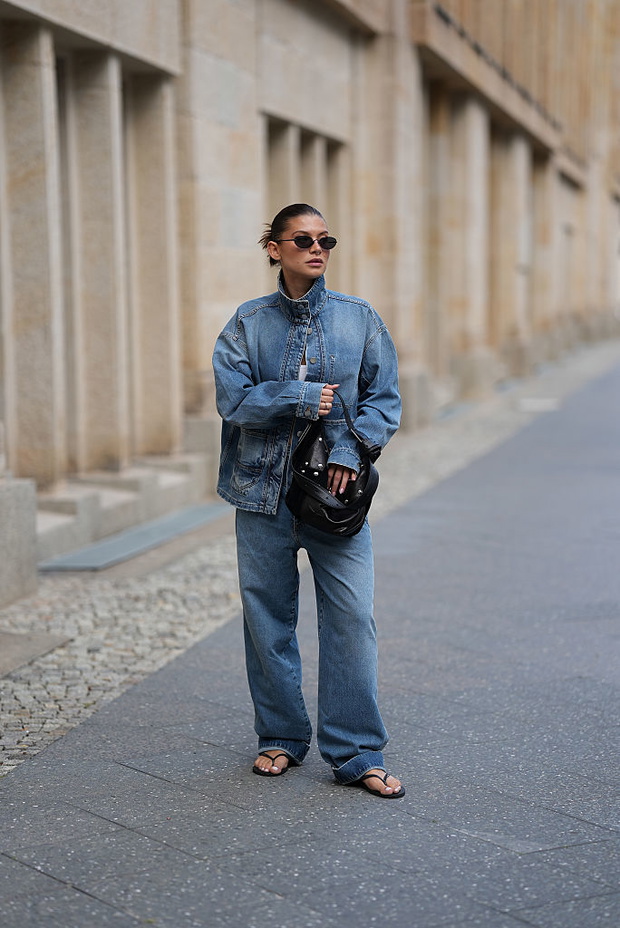 Nie klasyczna jeansowa kurtka. „Denim overshirt” jest lżejsza i bardziej elegancka na lato
