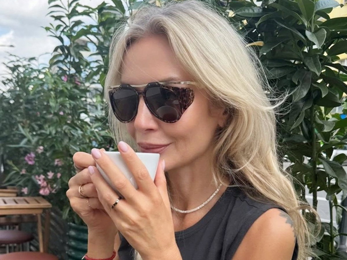 Jej sukienka "floaty dress" w romantycznym kolorze „cloud white” hitem lata 2026. Jesienią też ją założę, ale do skórzanej kurtki
