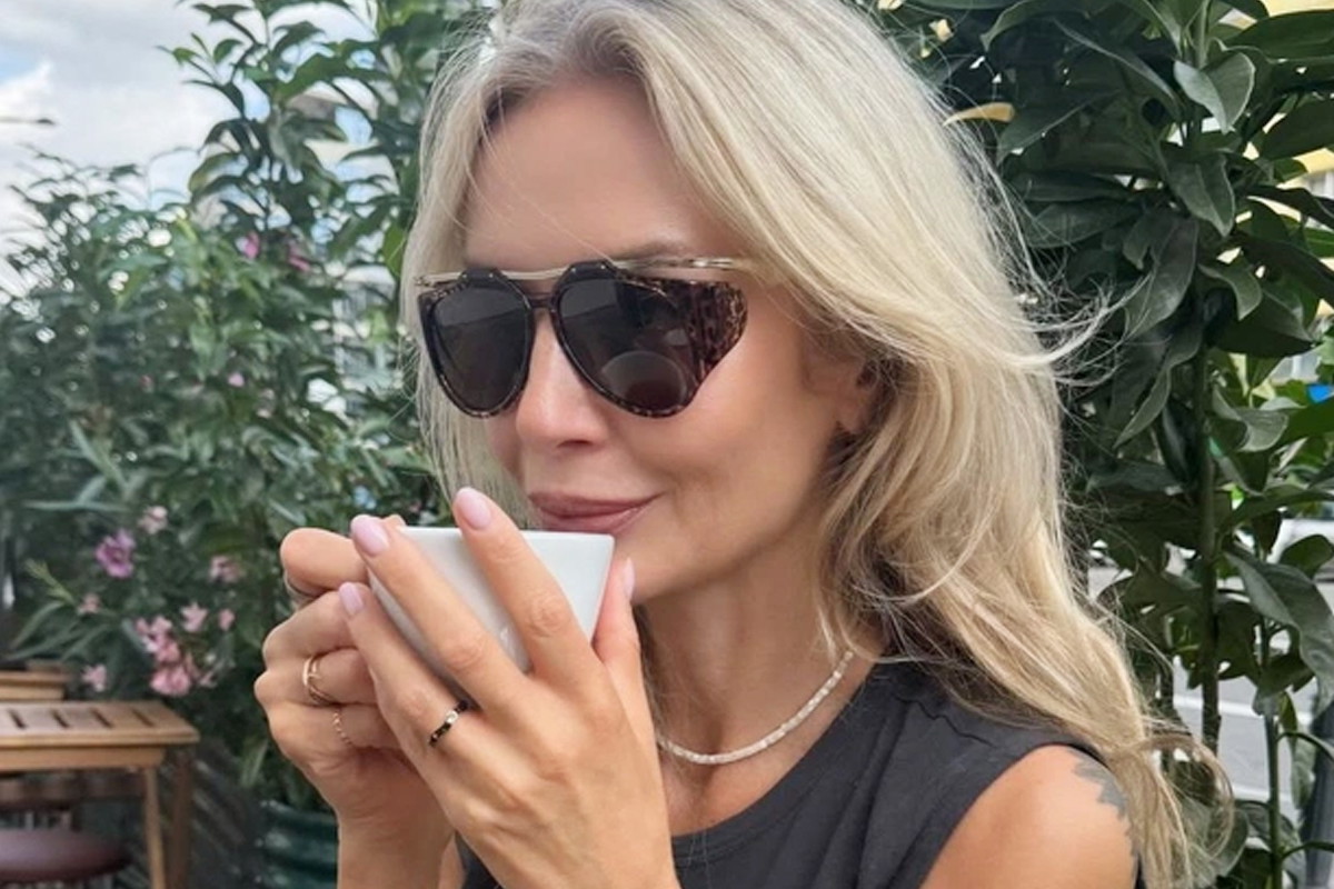 Jej sukienka "floaty dress" w romantycznym kolorze „cloud white” hitem lata 2026. Jesienią też ją założę, ale do skórzanej kurtki