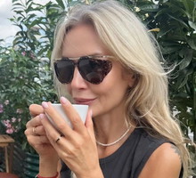 Jej sukienka "floaty dress" w romantycznym kolorze „cloud white” hitem lata 2026. Jesienią też ją założę, ale do skórzanej kurtki