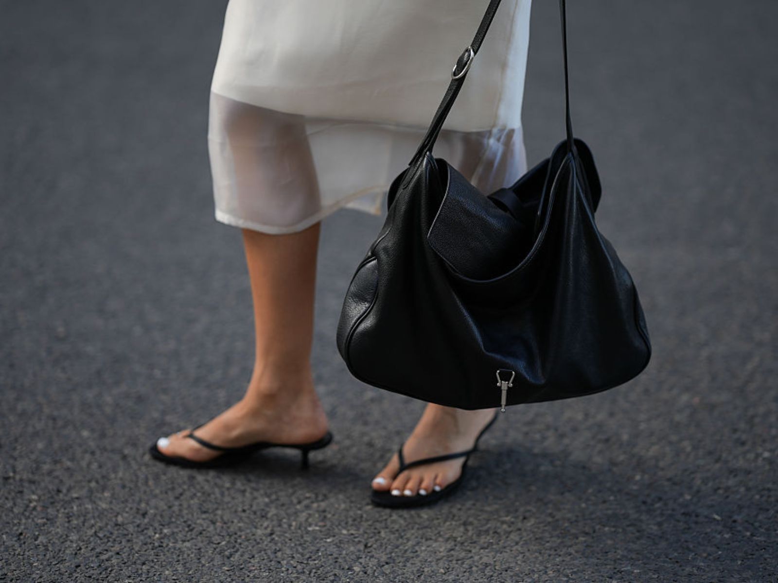 Alabastrowa spódnica „capri” z H&M to nowa obsesja włoskich it-girls. Idealna na upalne lato i chłodną jesień