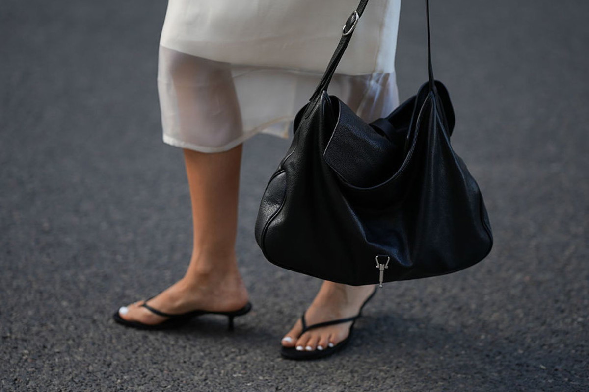 Alabastrowa spódnica „capri” z H&M to nowa obsesja włoskich it-girls. Idealna na upalne lato i chłodną jesień