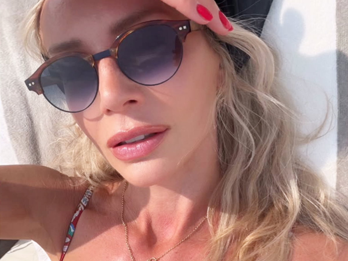 Jej kostium kąpielowy to esencja vibe'u "Zimmermann girl"