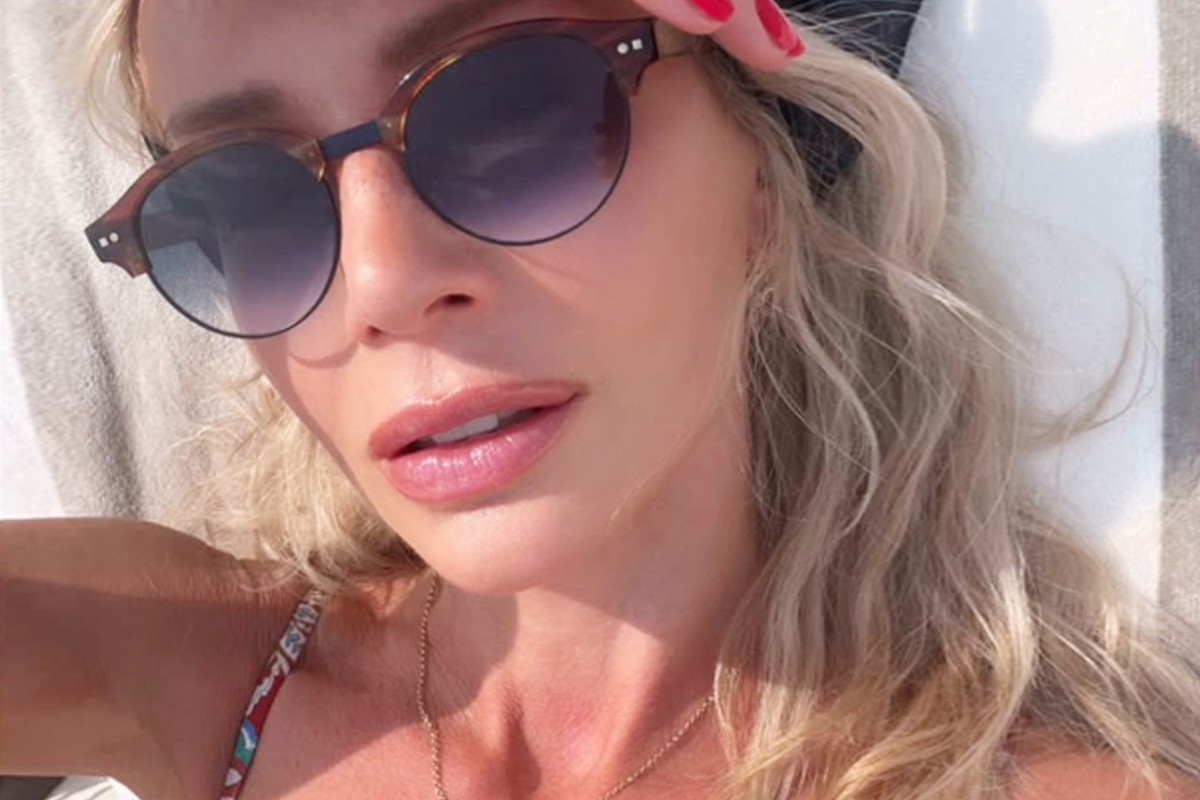 Jej kostium kąpielowy to esencja vibe'u "Zimmermann girl"