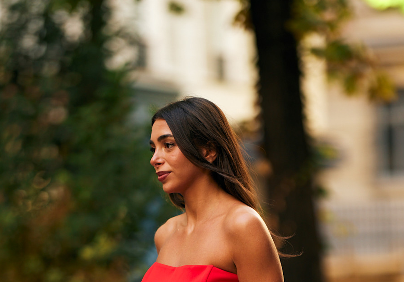 Sukienka „Ruched linen-blend” w kolorze „Candy apple red” z H&M to obiekt pożądania brytyjskich redaktorek mody