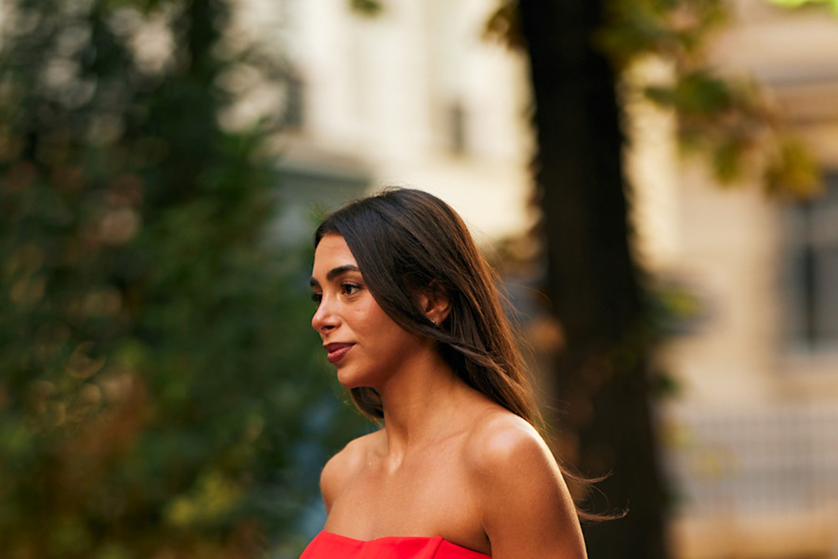 Sukienka „Ruched linen-blend” w kolorze „Candy apple red” z H&M to obiekt pożądania brytyjskich redaktorek mody