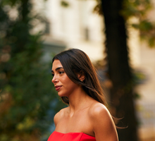 Sukienka „Ruched linen-blend” w kolorze „Candy apple red” z H&M to obiekt pożądania brytyjskich redaktorek mody