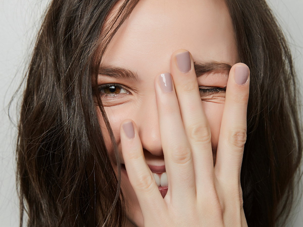 "Teddy talk" to najbardziej elegancki manicure na jesień 2026. Pasuje do okrągłej płytki