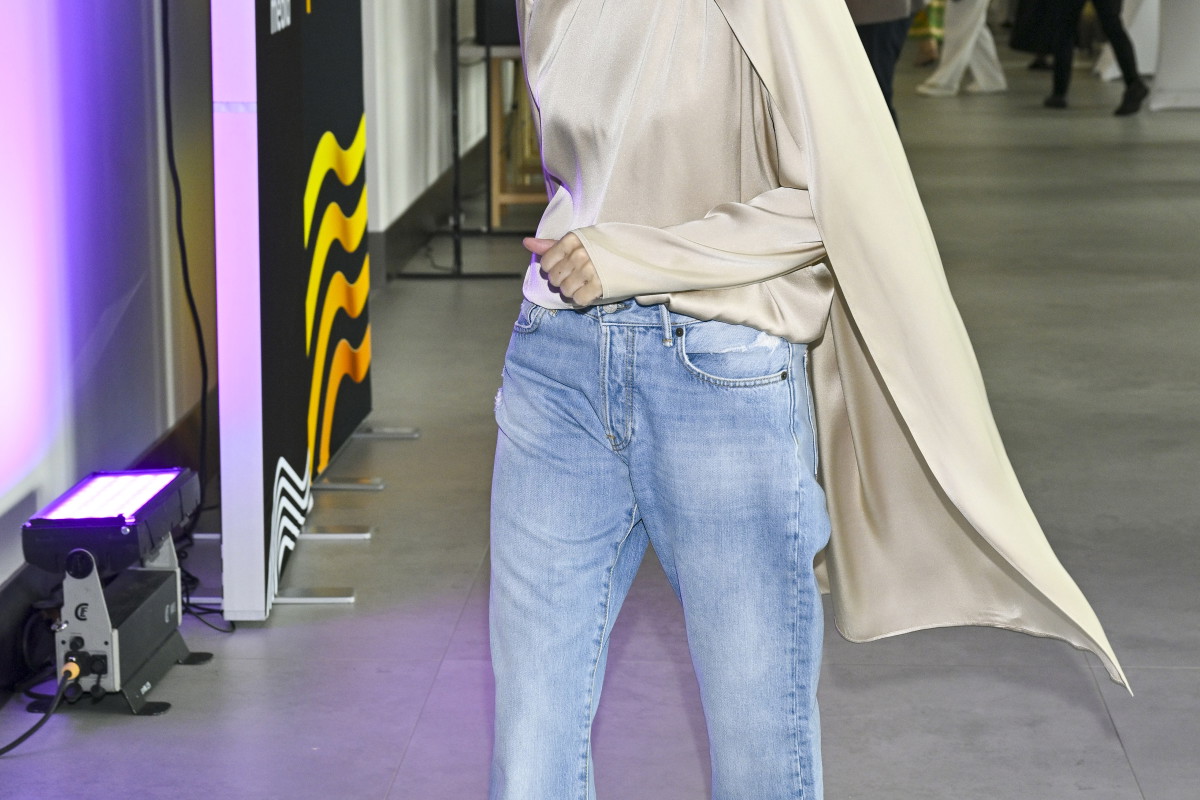 Champagne satin shirt i jeansy. Iza Kuna nosi je do biura