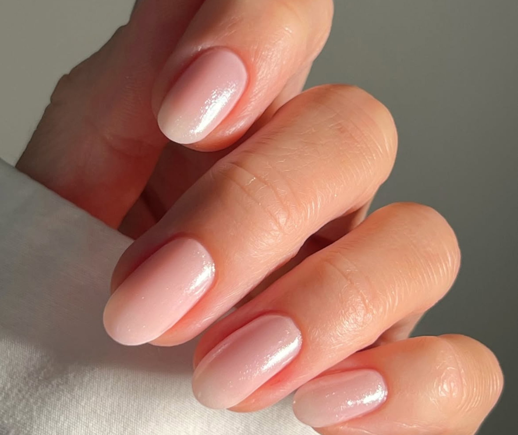 Czym są „anielskie paznokcie”, czyli manicure, który nie wyjdzie z mody po lecie?