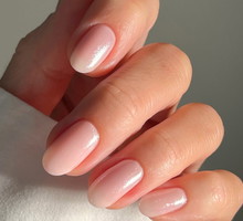 Czym są „anielskie paznokcie”, czyli manicure, który nie wyjdzie z mody po lecie?