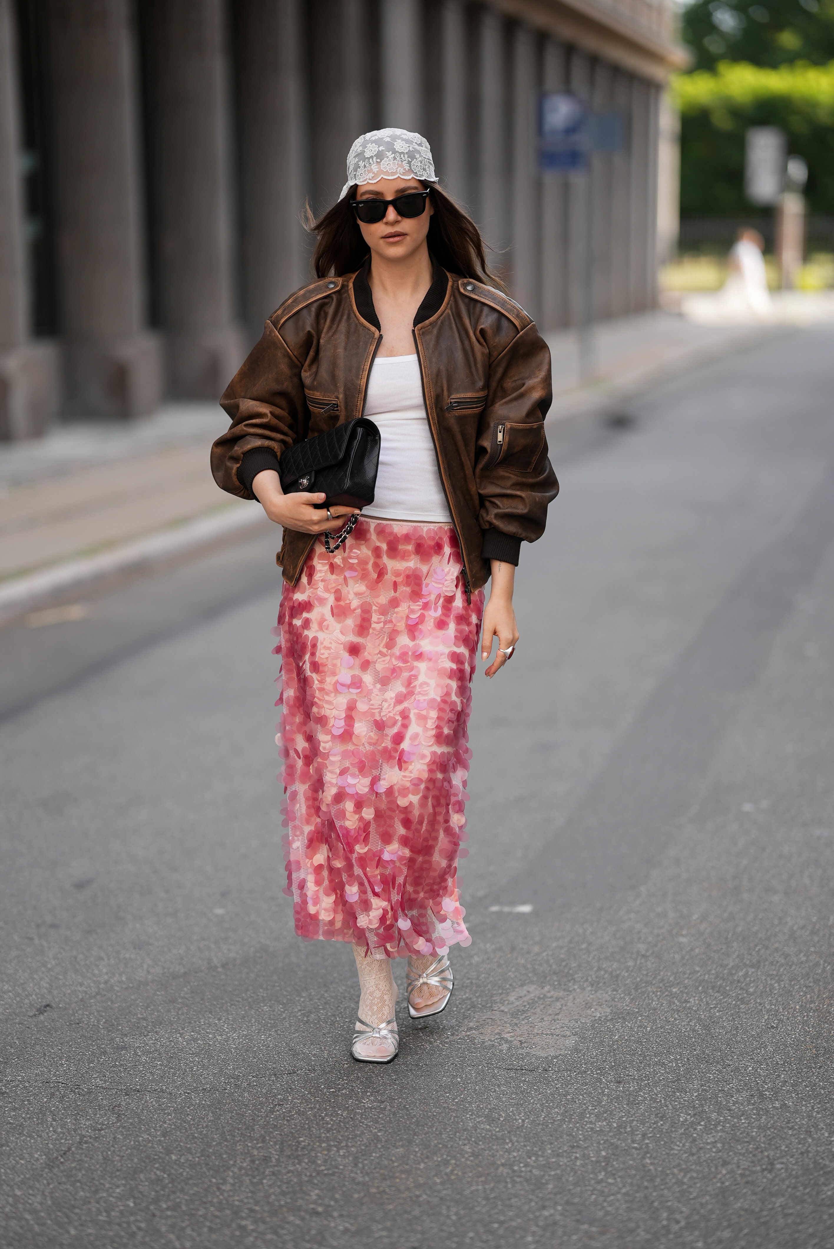 Sequin midi skirt do T-shirtu i sneakersów