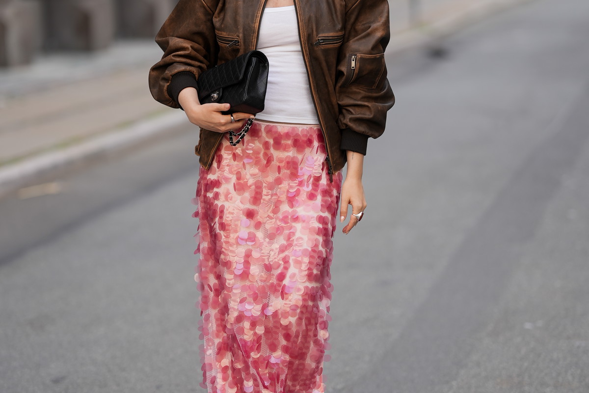 Sequin midi skirt do T-shirtu i sneakersów