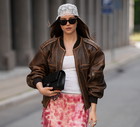 Sequin midi skirt do T-shirtu i sneakersów