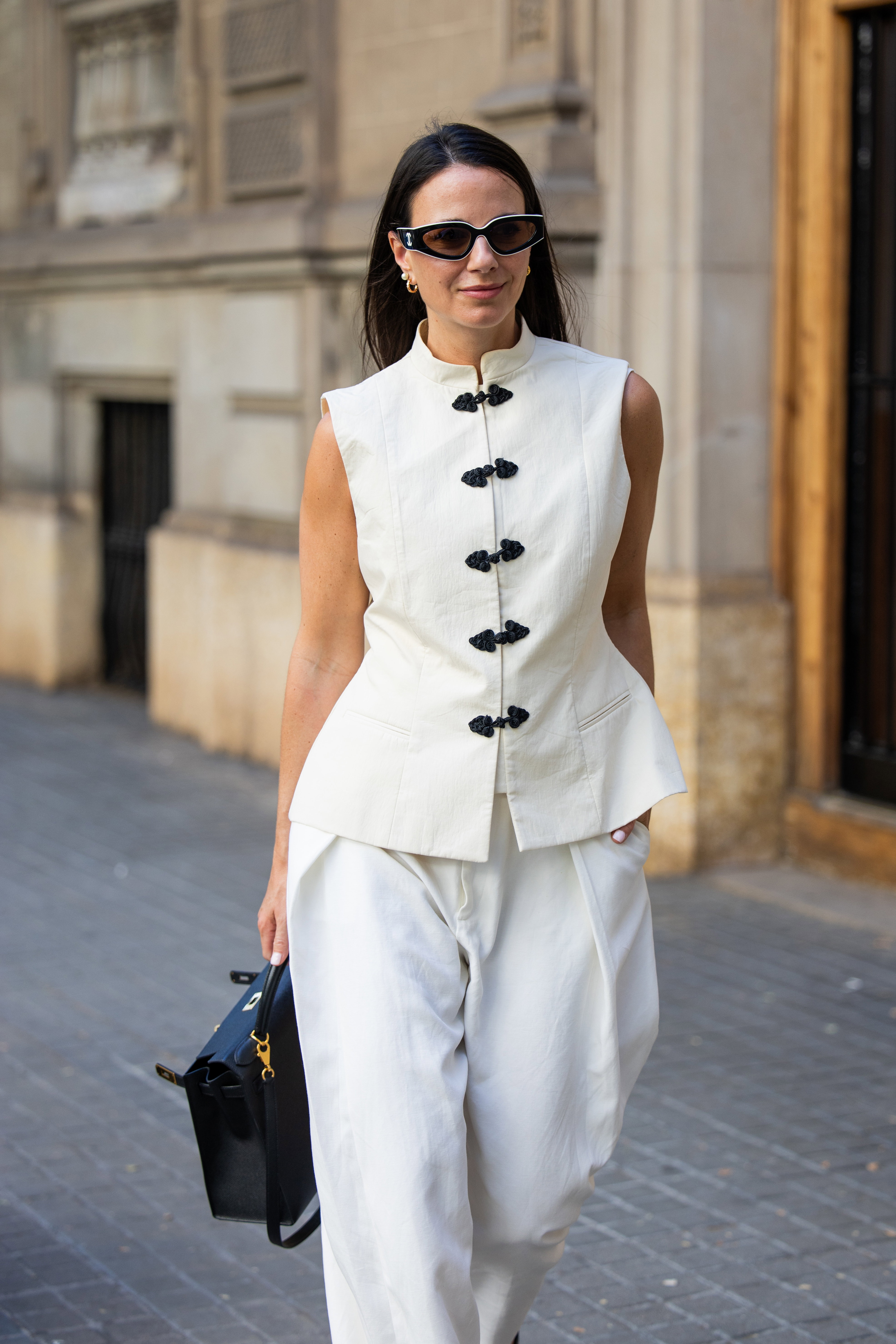 Buttoned linen jumpsuit z Mango. Trend przejściowego sezonu
