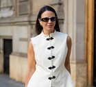 Buttoned linen jumpsuit z Mango. Trend przejściowego sezonu