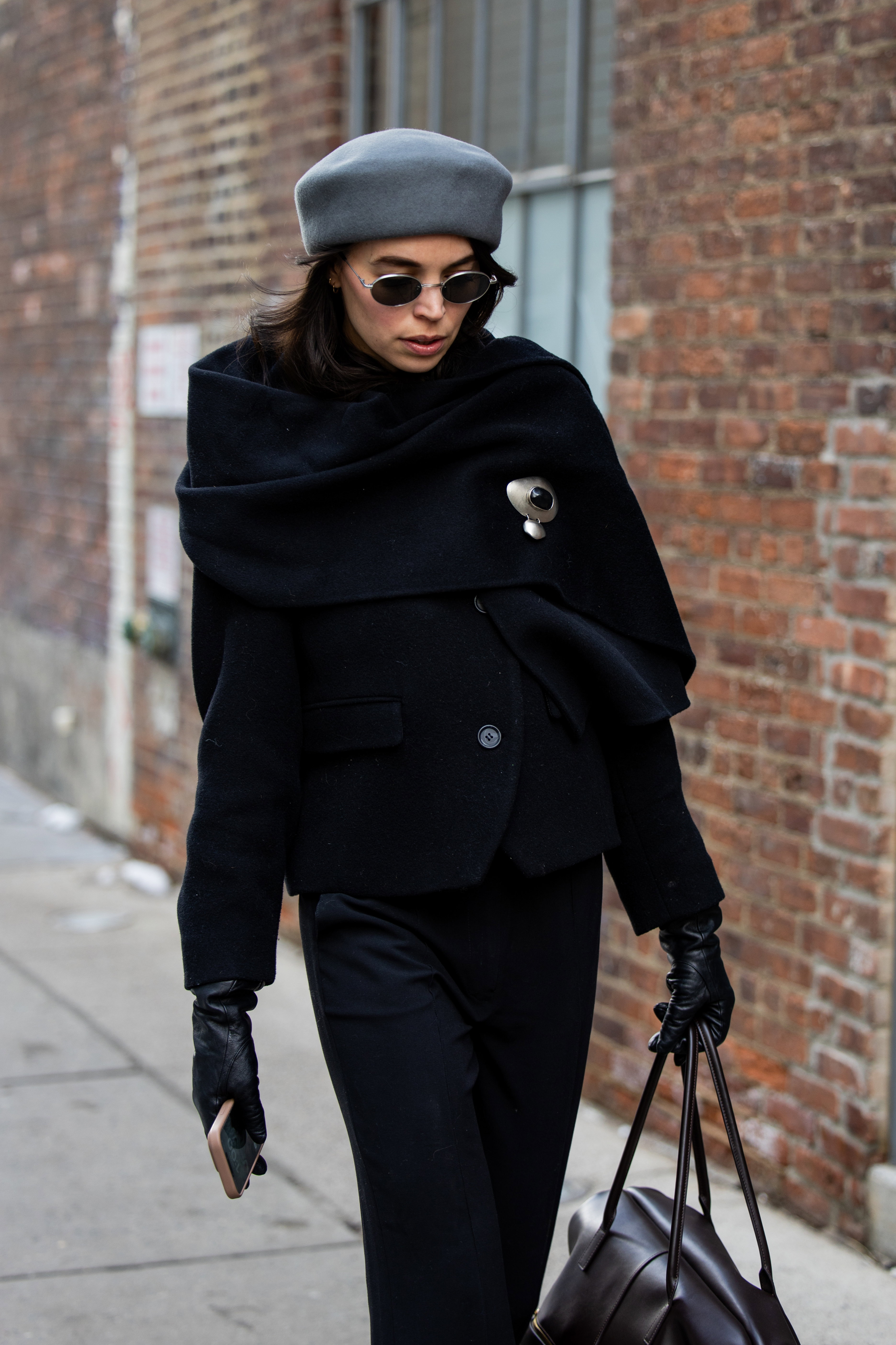 Charcoal wool beret z Reserved. Modny beret na jesień 2026