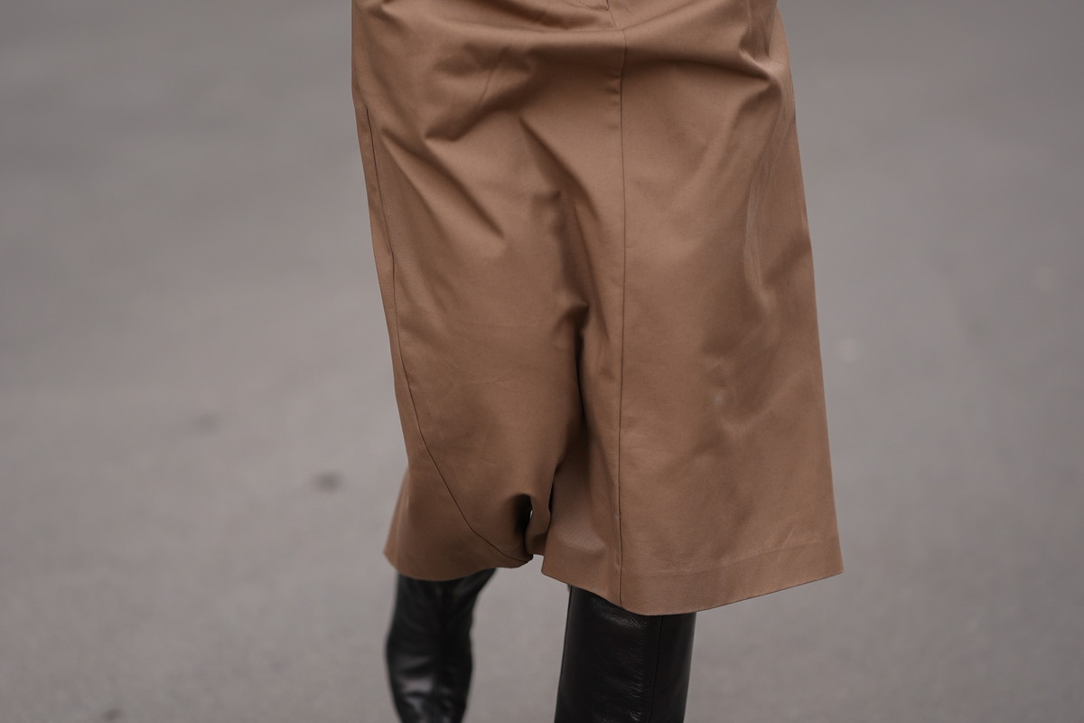 Knee-high chocolate boots z H&M. Trend jesień 2026