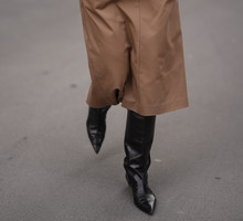 Knee-high chocolate boots z H&M. Trend jesień 2026