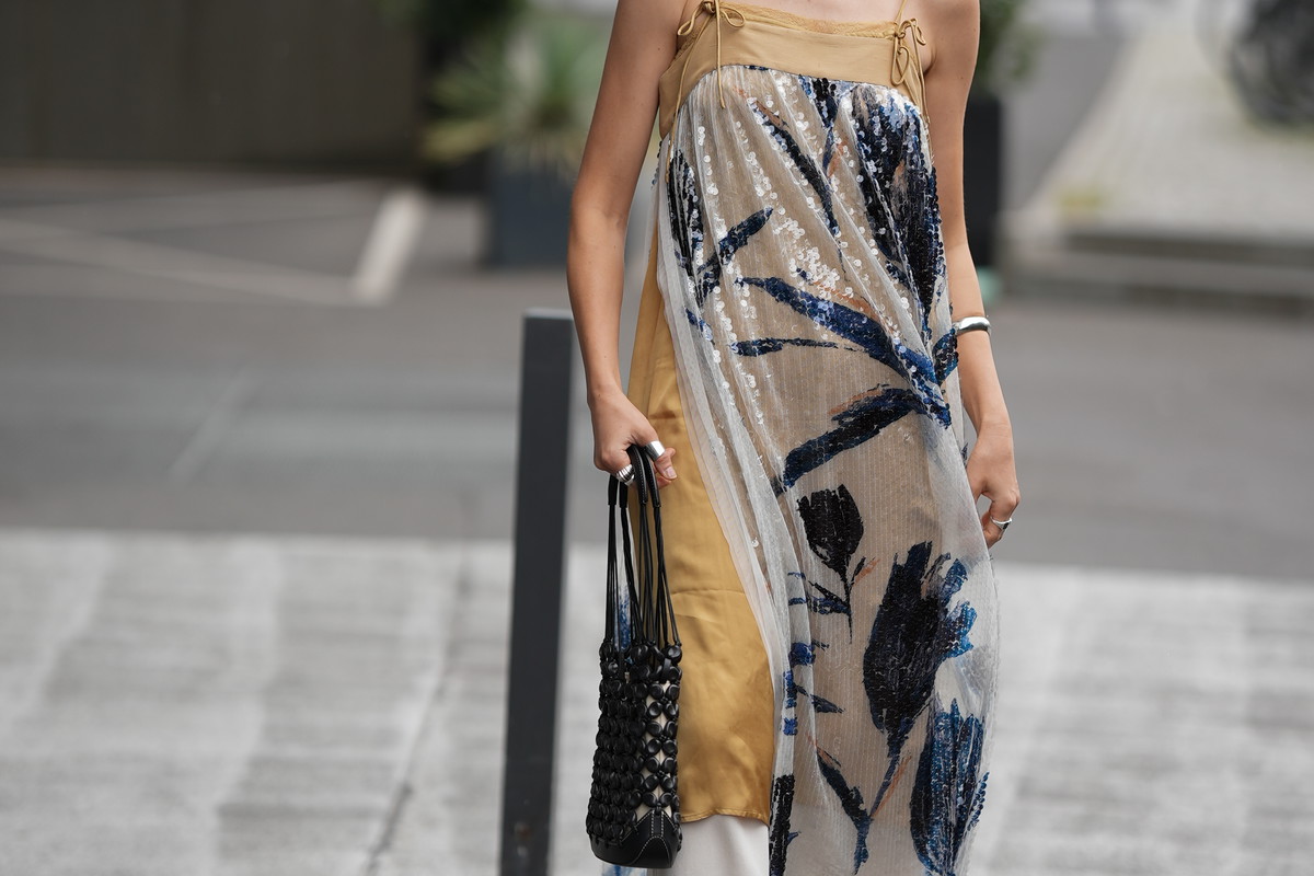 Sequin embroidered dress z Mango. Cekinowa sukienka nie tylko na sylwestra