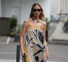 Sequin embroidered dress z Mango. Cekinowa sukienka nie tylko na sylwestra