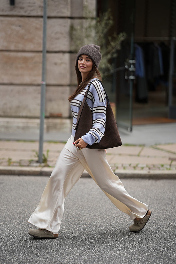 Satin cream pants wracają. Magda Mołek nosi je w stylu Francuzek