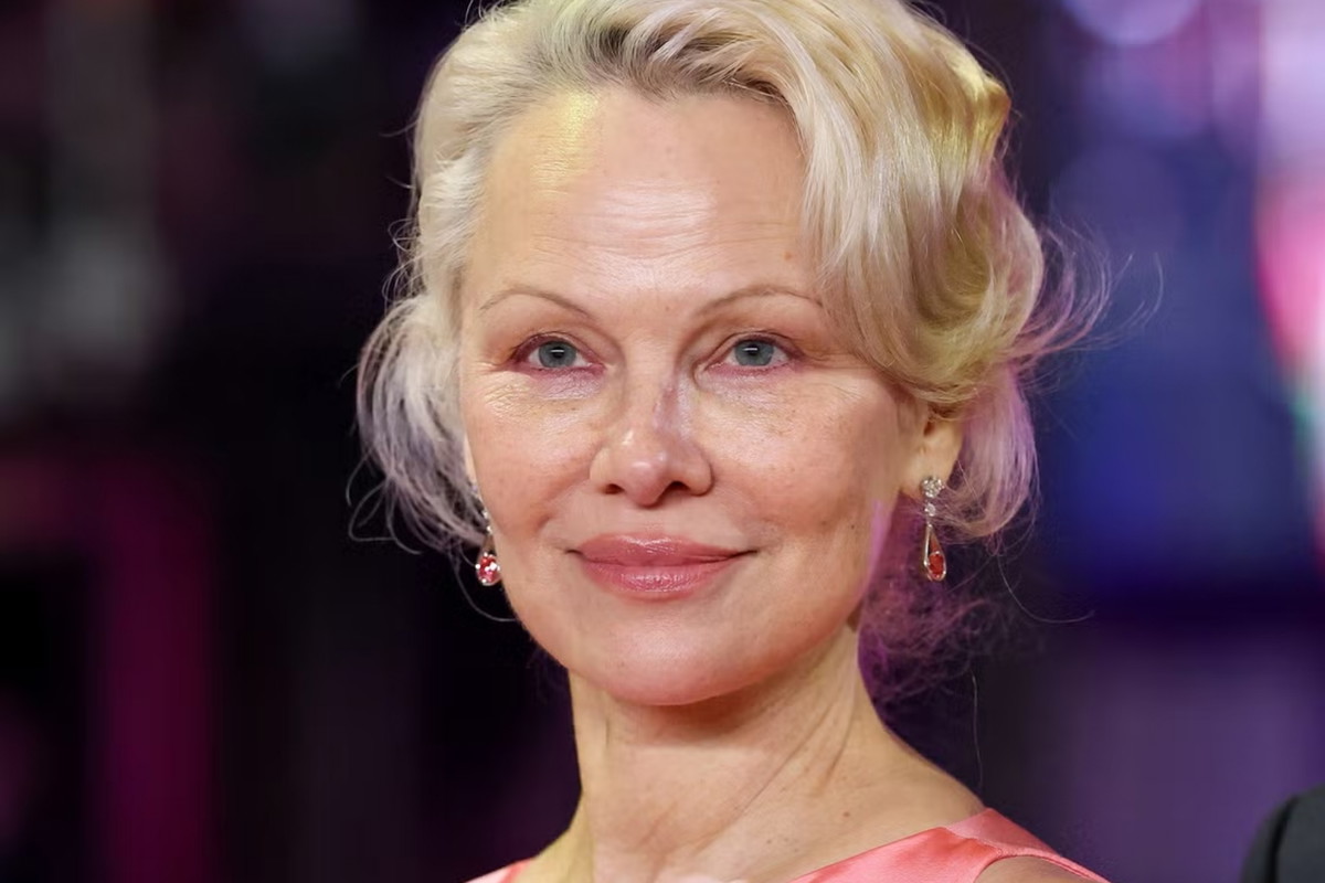"Glass Nails" Pameli Anderson