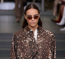„Bambi jeans” to najbardziej cool spodnie na jesień 2026. Wyglądają jak z wybiegu, a kupisz je w H&M