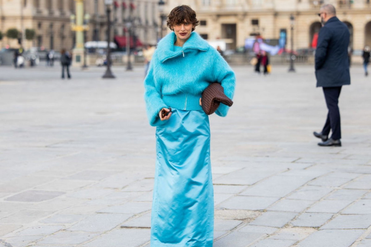 Reserved wyprzedaje miękki sweter z wełną kolorze „Tiffany Blue”. Idealnie dopełni beżowy trencz na jesień 2026