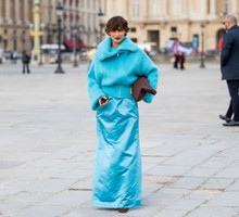 Reserved wyprzedaje miękki sweter z wełną kolorze „Tiffany Blue”. Idealnie dopełni beżowy trencz na jesień 2026