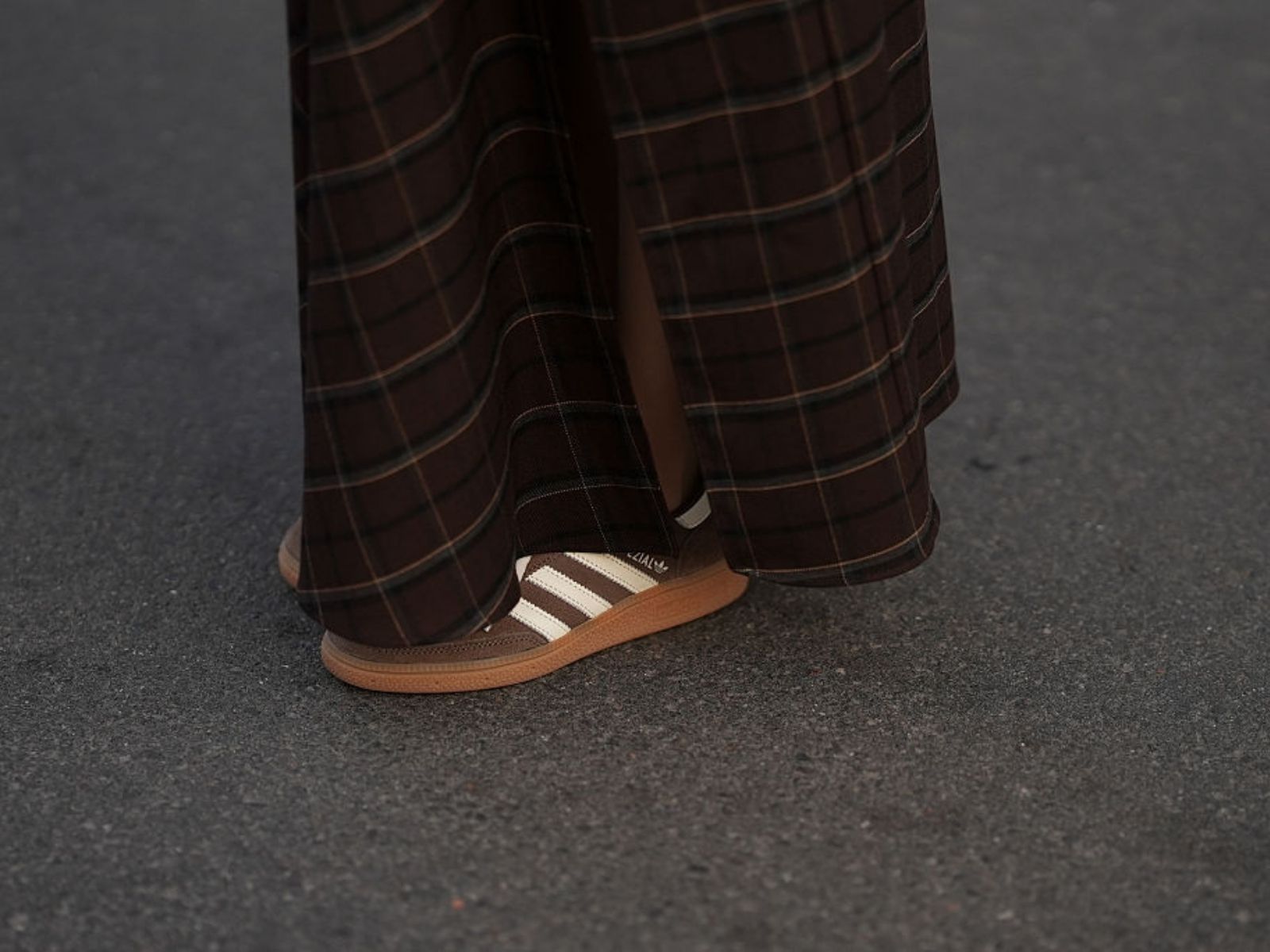 Skórzane „umber sneakers” w stylu lat 70. to nowe „it shoes” sezonu. Pasują nie tylko do trencza i spódnicy w kratę