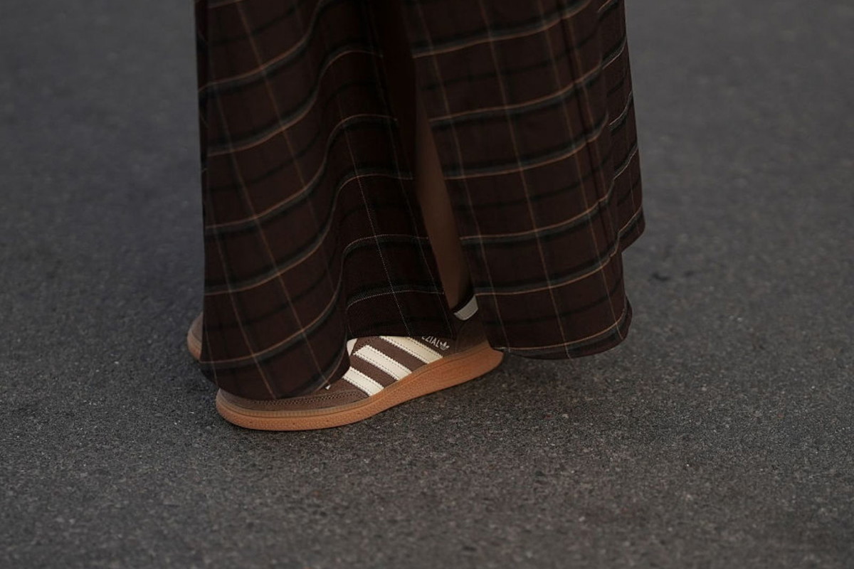 Skórzane „umber sneakers” w stylu lat 70. to nowe „it shoes” sezonu. Pasują nie tylko do trencza i spódnicy w kratę